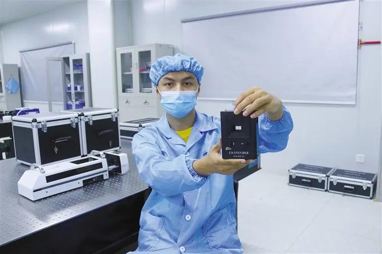 研發人員展示具有自主知識產權的液晶空間光調制器。